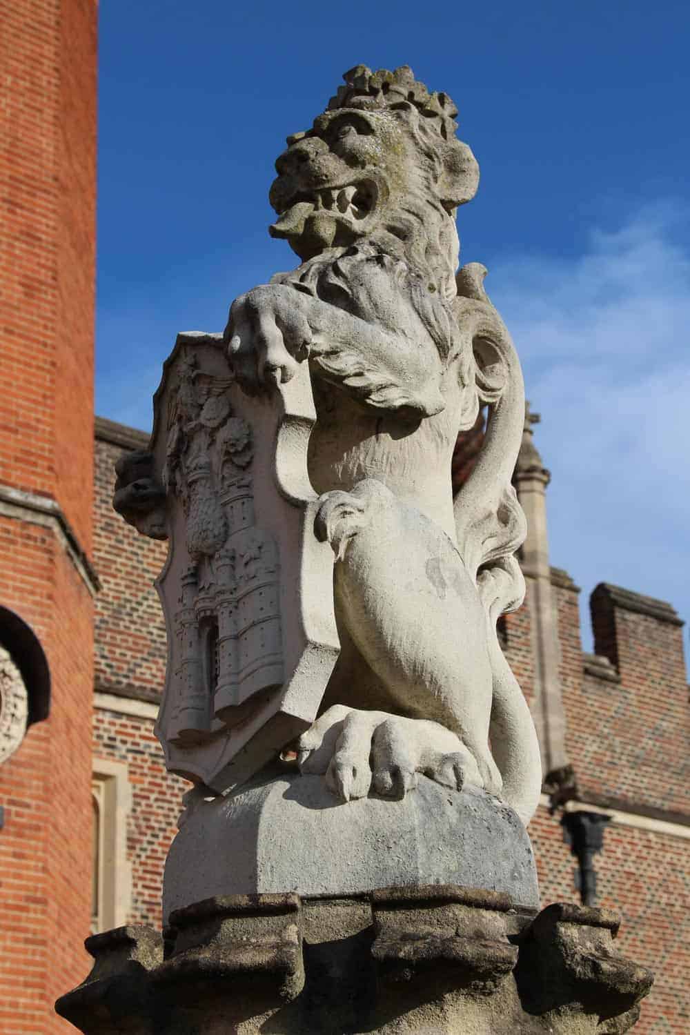 queen-beast-statue-lion-england-hampton-court-palace
