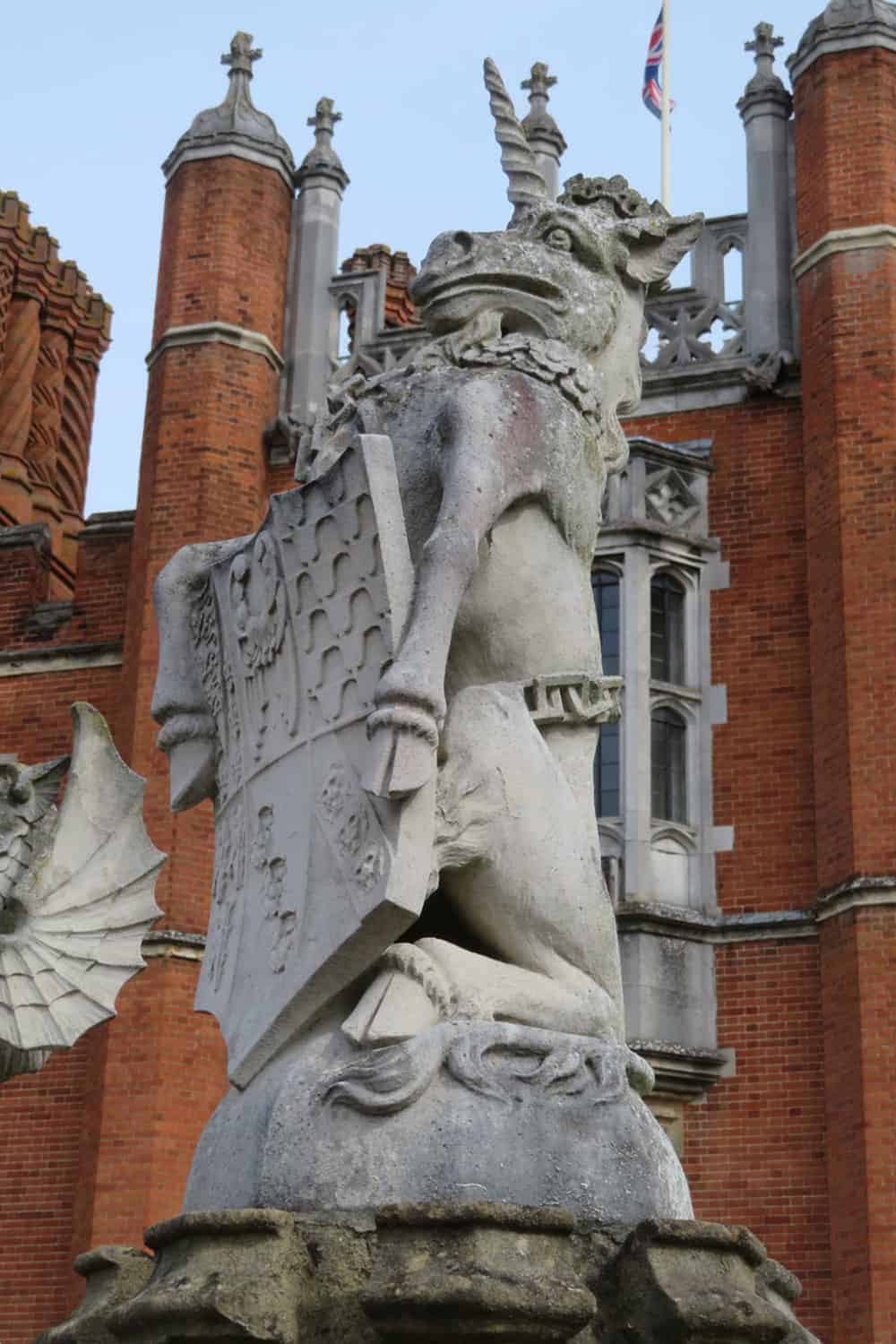 queen-beast-statue-unicorn-scotland-hampton-court-palace